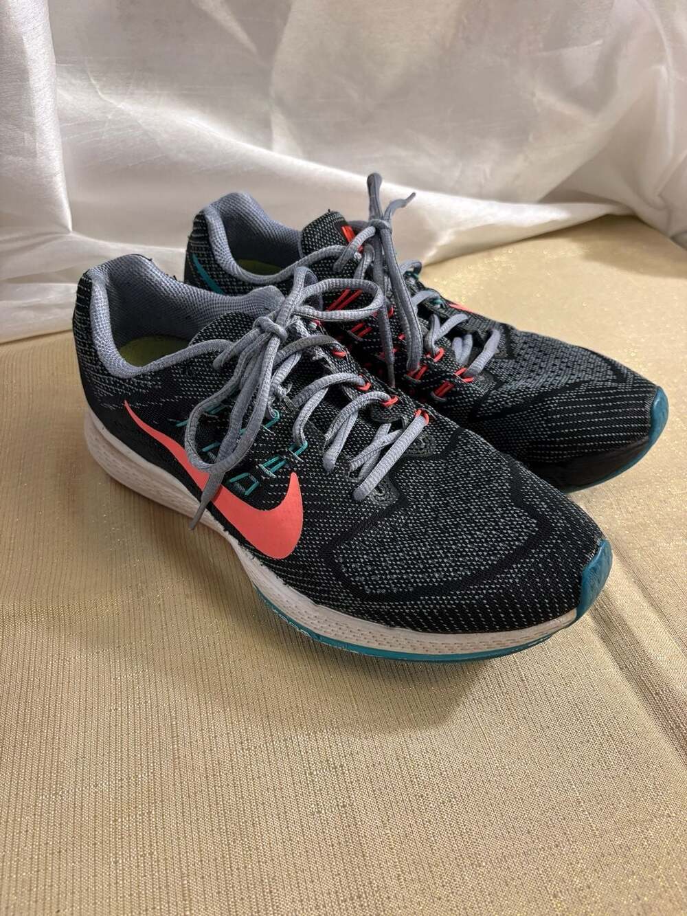Nike Air Zoom Structure 18 Size 9 Gray Hyper Punch Jade